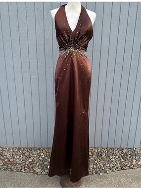 Like new/worn once/no flaws
Backless
Poly satin in beautiful chocolate brown